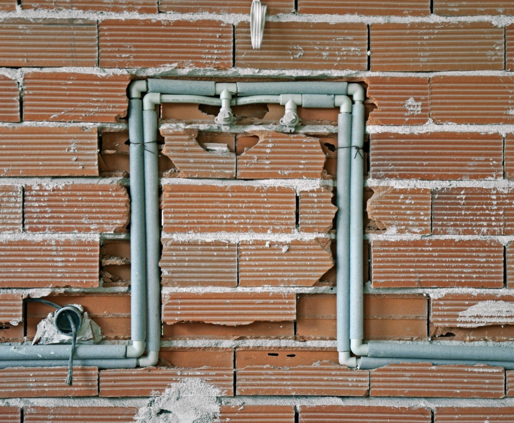 sửa ống nước bị rò rỉ trong tường