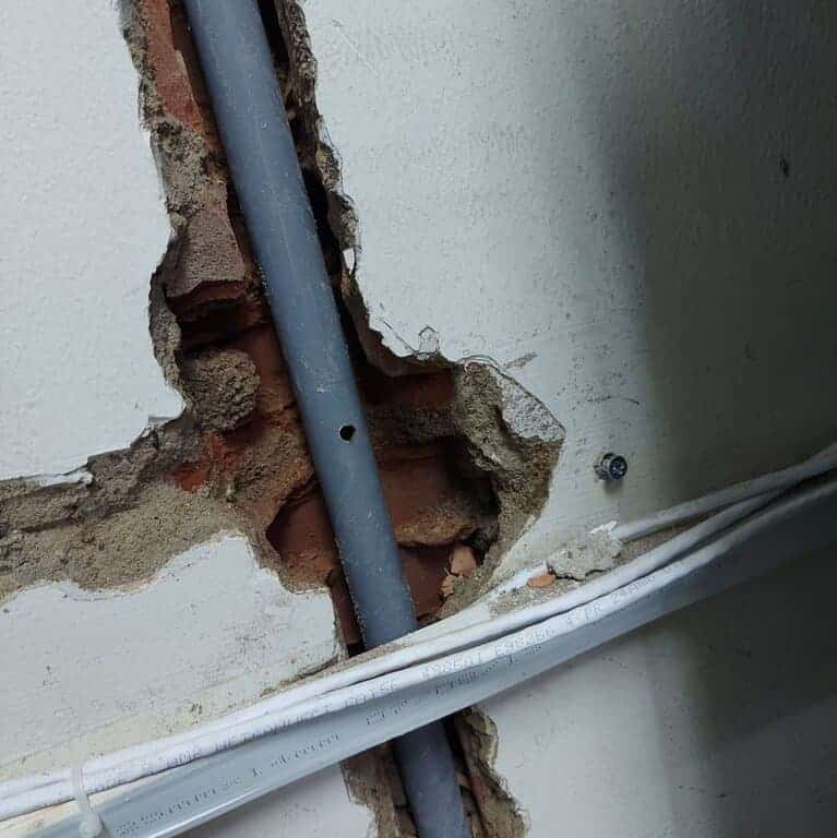 sửa ống nước bị rò rỉ trong tường 