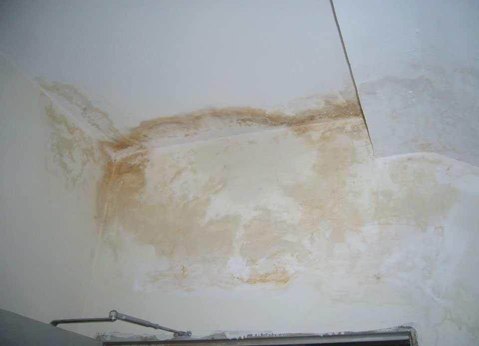 Ống nước rò rỉ trong tường