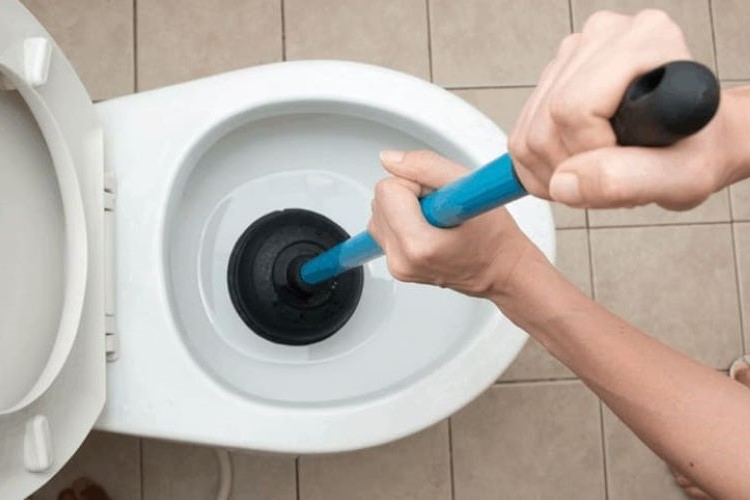 Dấu hiệu nhận biết bồn cầu bị tắc nghẽn nhẹ