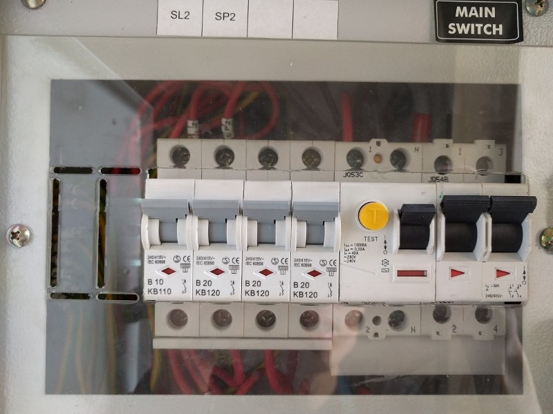 aptomat cửa cuốn nhảy liên tục