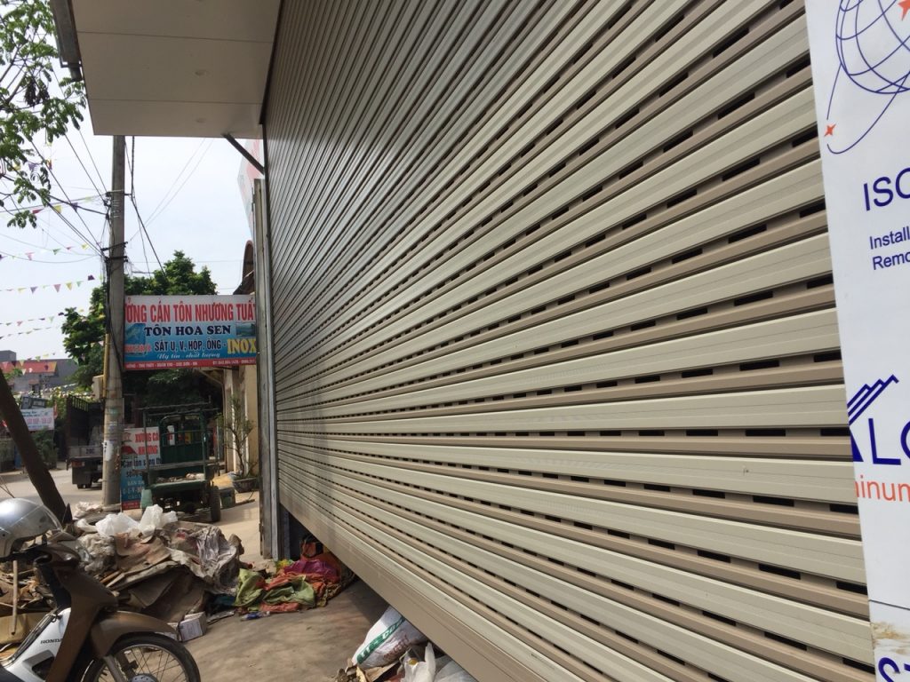 Không vệ sinh và tra dầu mỡ định kỳ cho ray cửa